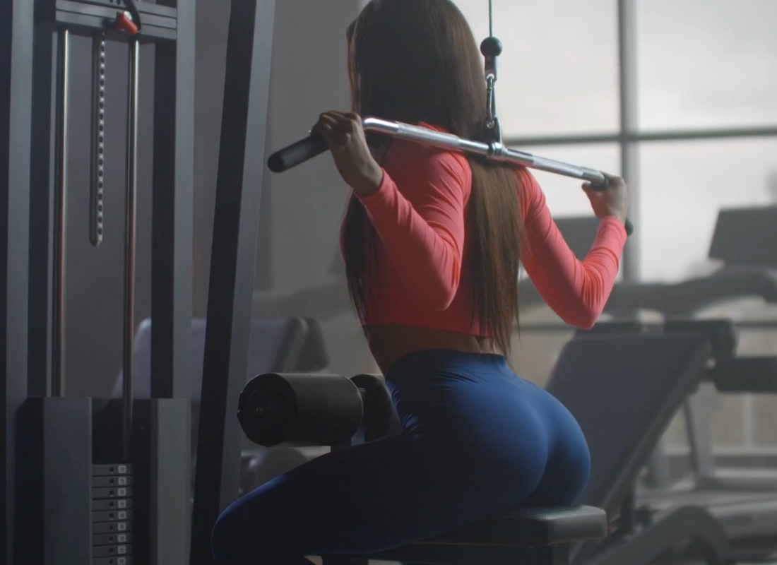 prikaz devojke koja vežba leđa u teretani