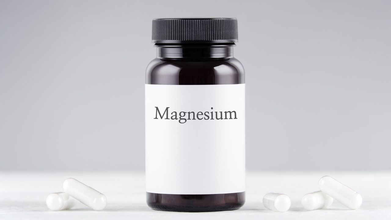 Bočica magnezijuma pored koje se nalaze kaplsule magnezijuma