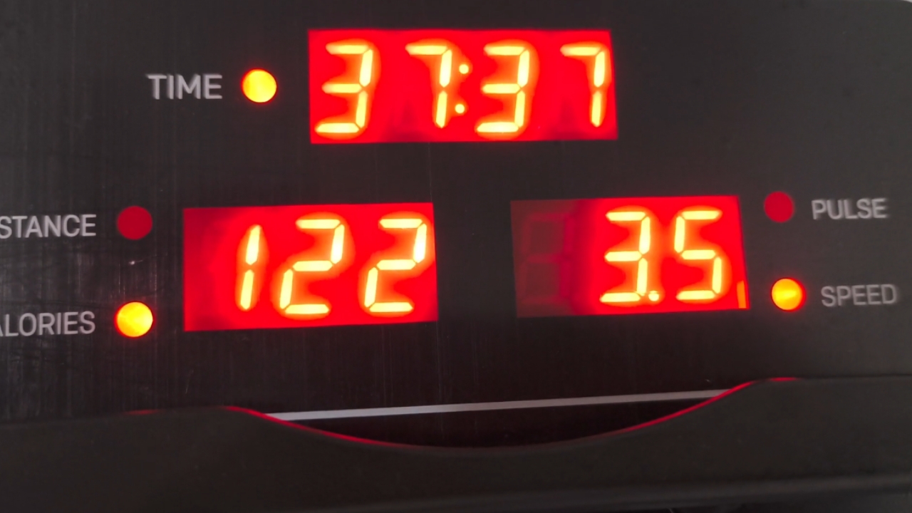 Ekran sprave za vežbanje prikazuje vreme, brzinu i procenu potrošenih kalorija